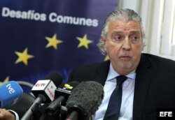 El embajador de la Unión Europea en Cuba, Herman Portocarero, habla durante una rueda de prensa.