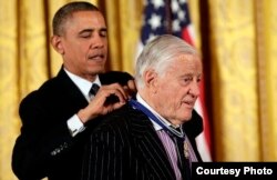 Barack Obama condecora a Ben Bradlee con la Medalla Presidencial de la Libertad 2013.