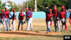 Jugadores de la selección cubana de béisbol durante un entrenamiento hoy, jueves 17 de marzo de 2016.