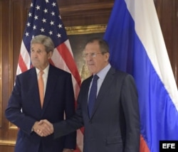 John Kerry y Serguéi Lavrov (d-i), durante un encuentro en Viena.