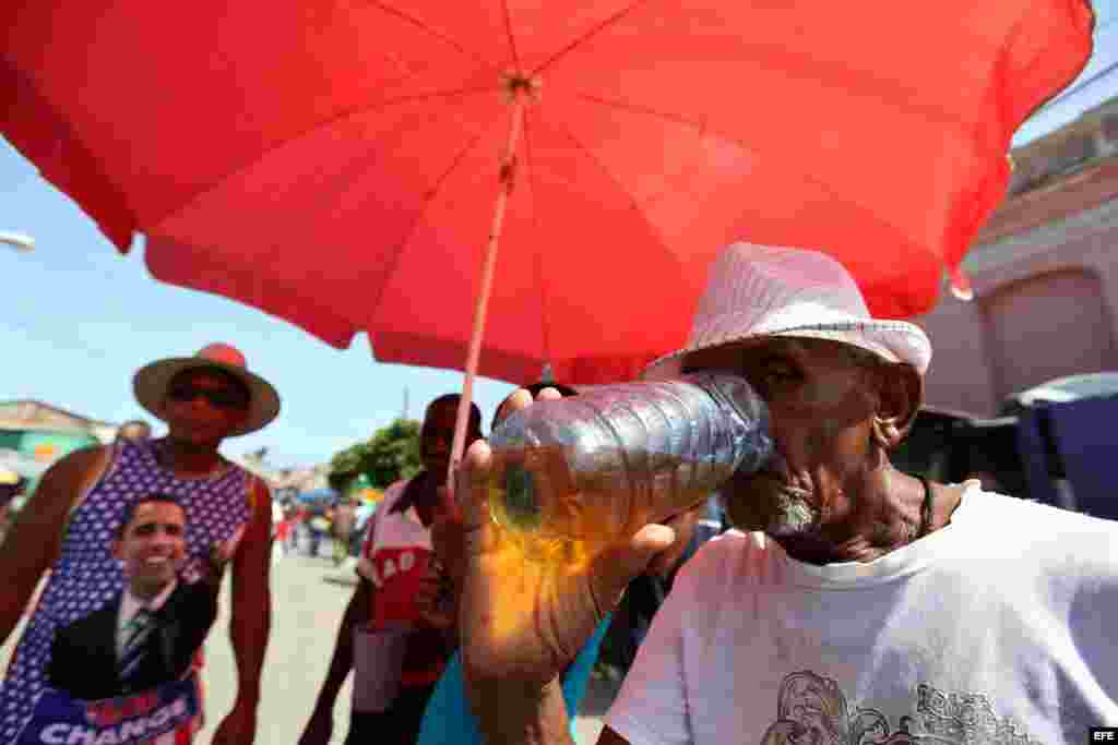 Un hombre toma cerveza en un área de carnaval en la ciudad de Santiago de Cuba.