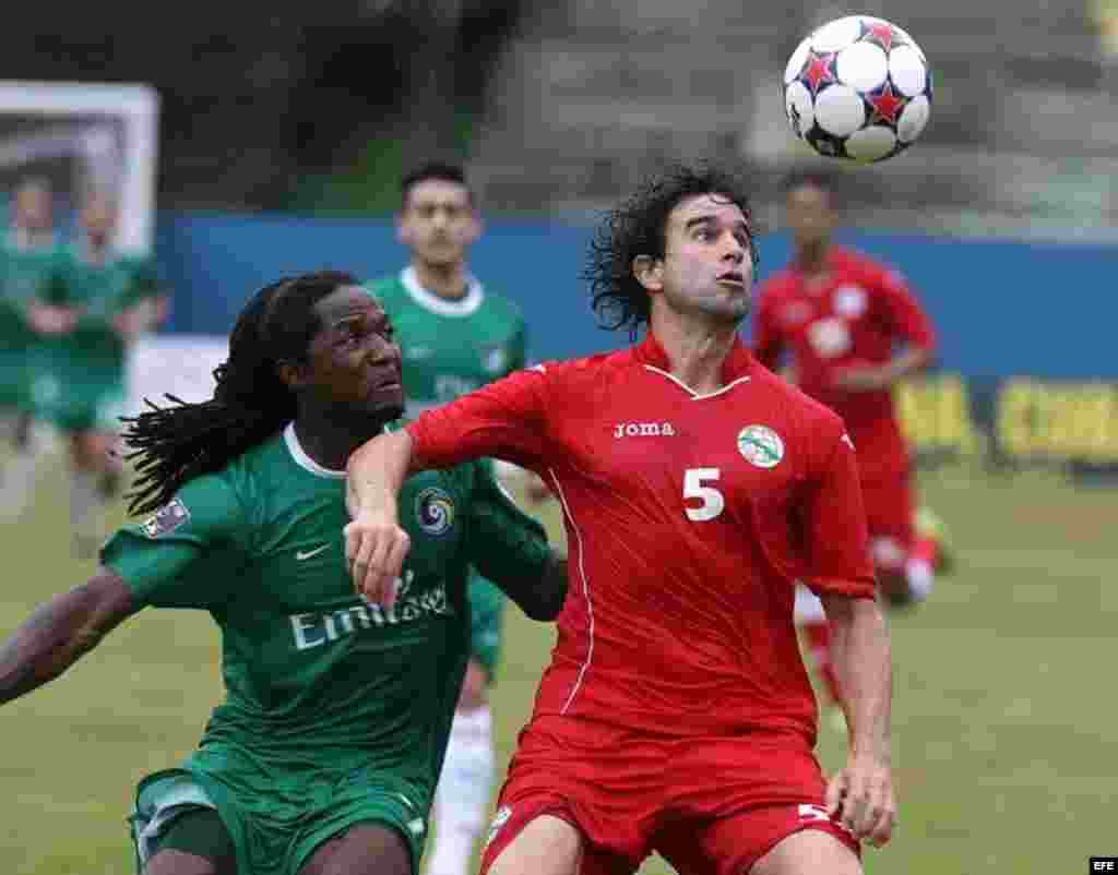 Lucky Mkosana (i) del Cosmos de Nueva York disputa el balón con Jorge Luis Clavelo (d) de la selección nacional de Cuba.