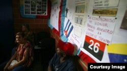 Pacientes esperan en un consultorio de la misión barrio adentro en Venezuela.