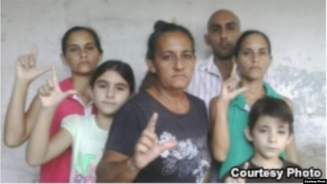 Familia opositora de Holguín fue víctima de violencia de las fuerzas del régimen y las turbas en noviembre pasado