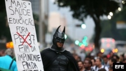 Manifestantes protestan en la céntrica calle Rio Branco en Río de Janeiro (Brasil). 