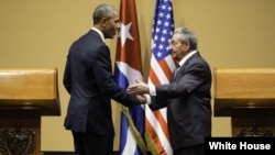 El expresidente de EEUU, Barack Obama, y el gobernante cubano Raúl Castro se dieron la mano hace un año en La Habana.