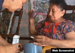 Erminda Parra, una anciana holguinera que espera por el subsidio del Estado para reparar su casa.