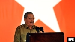 El mandatario cubano, Raúl Castro, pronuncia un discurso durante el acto celebrado para conmemorar el 50 aniversario del triunfo de la revolución cubana.