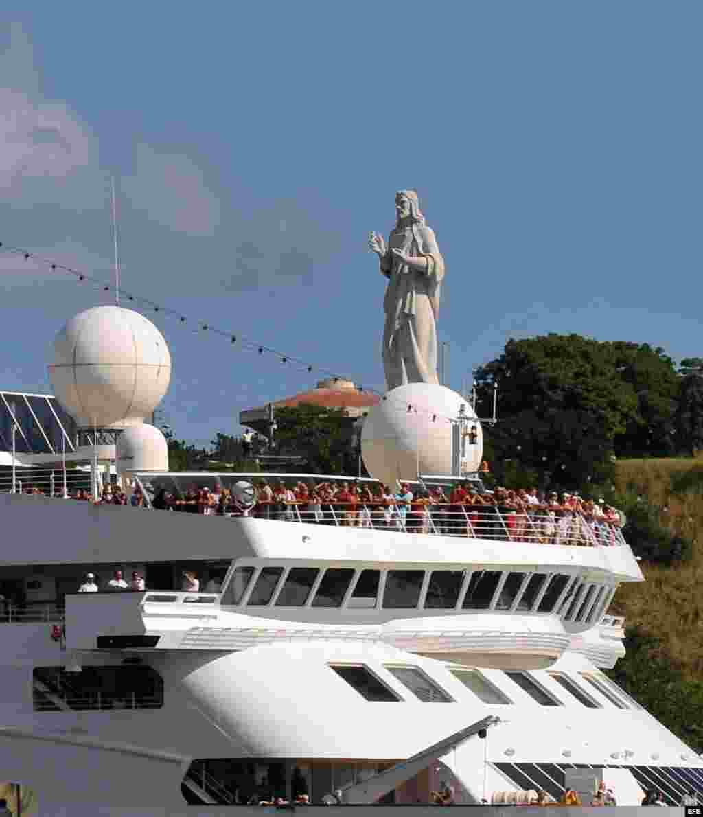 Varios turistas llegan en el crucero Gemini, de la compañía española Happy Cruises. EFE