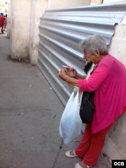 Esta anciana se para en las afueras de los hoteles de cinco estrellas a pedir monedas, no lo hace en parques. Es muy popular dentro del mundo hotelero de la Habana Vieja.