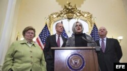 Judy Gross (2-d), esposa de Alan Gross, junto al senador republicano de Kansas Jerry Moran (c-i) y los senadores demócratas de MaryLand Ben Cardin (d) y Bárbara Mikulski (i) en el Capitolio de Washington, EE.UU., reclaman la liberación del subcontratista 