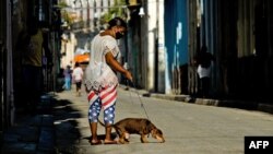 Escena captada en una calle de La Habana el lunes 3 de agosto (Yamil Lage/AFP).