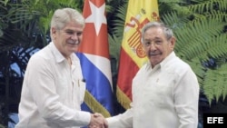 El ministro de Asuntos Exteriores y de Cooperación de España Alfonso María Dastis Quecedo se reunió con Raúl Castro en agosto pasado.