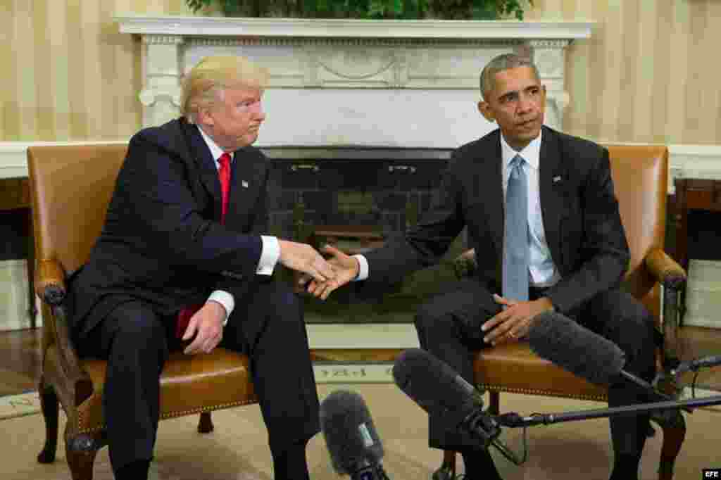 El presidente de los Estados Unidos, Barack Obama (d) junto con el presidente electo Donald Trump (i) al final de su encuentro en el despacho oval en la Casa Blanca, en Washington (Estados Unidos), hoy, 10 de noviembre de 2016. El presidente de Estados Un