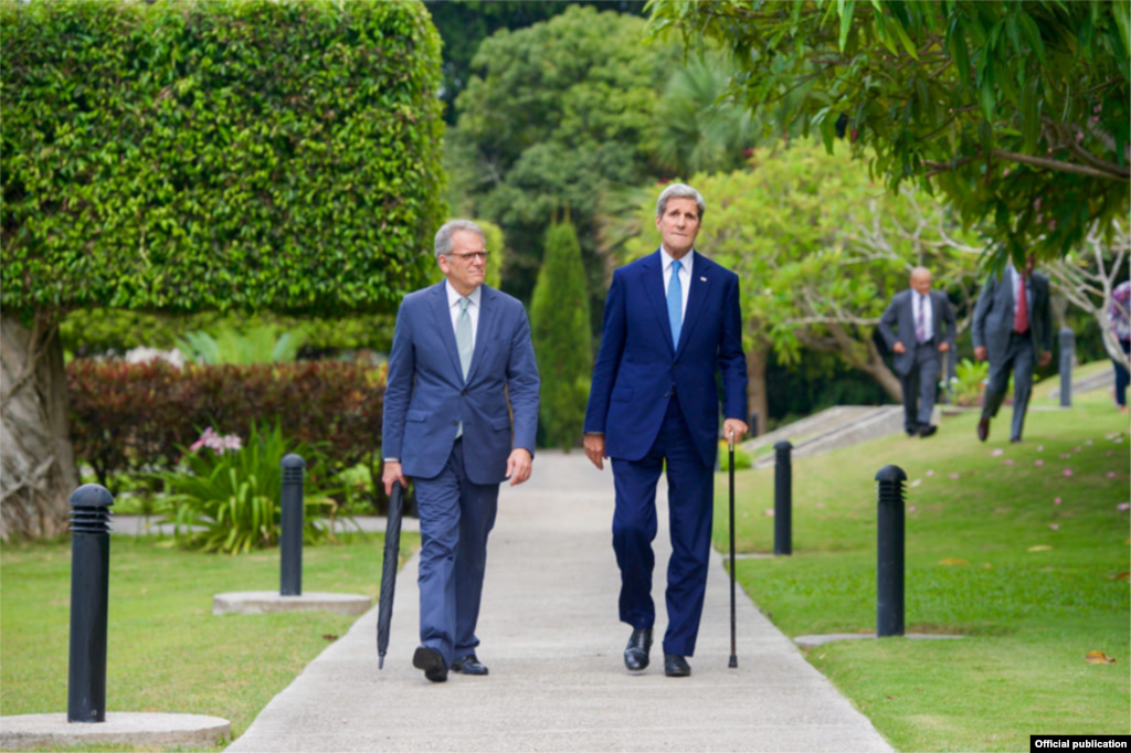 DeLaurentis y John Kerry en los jardines de la residencia.