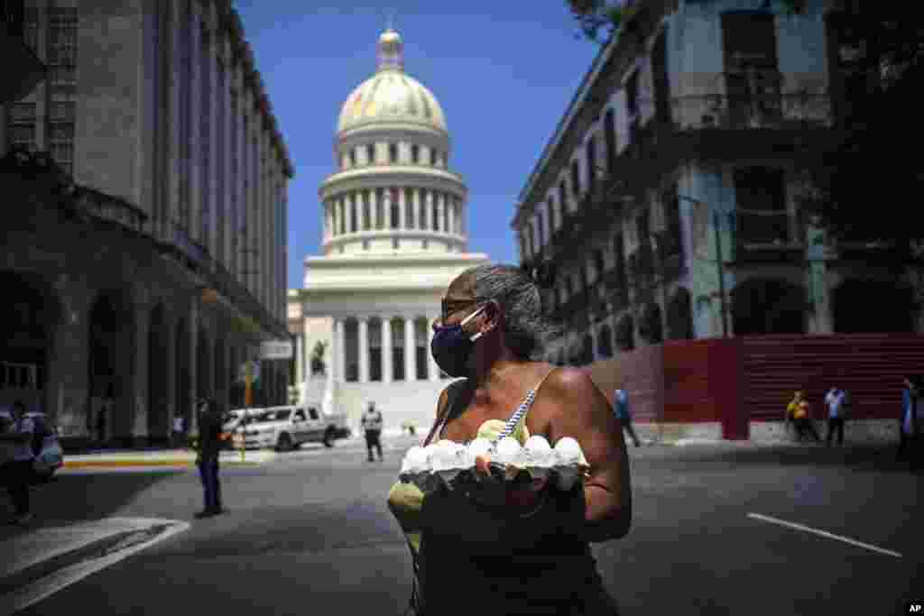 Una mujer lleva un cart&#243;n de huevos en La Habana.