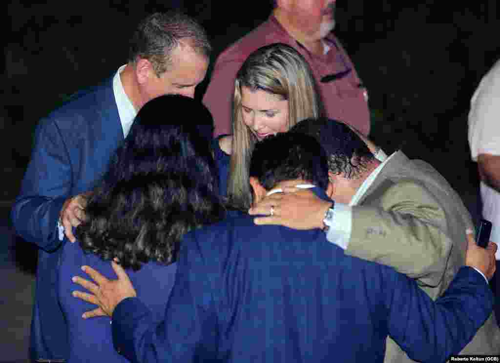 El congresista Mario Diaz-Balart y su familia, acompañados del pastor Larry Colon (de espaldas), dan gracias a Dios por el triunfo obtenido en las elecciones de medio término celebradas el 6 de noviembre de 2018.