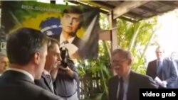 El presidente electo de Brasil, Jair Bolsonaro (c izq) recibe en su residencia de Río de Janeiro al Asesor de Seguridad Nacional del Presidente Donald Trump, John Bolton (c.der).