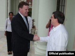 John Baird, ministro de Asuntos Exteriores de Canadá, y Bruno Rodríguez (der.), canciller cubano.