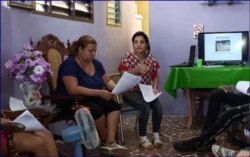Haydée Hidalgo Ladrón de Guevara (der.) y Arianna Ávila Gilart imparten un taller en Santiago de Cuba. (Captura de imagen/CubaNet)