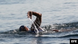 La nadadora estadounidense Diana Nyad realiza su quinto intento de cubrir a nado la distancia entre Cuba y Florida. 