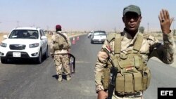 Soldados del Ejército iraquí vigilan en un puesto de control de una carretera entre Tuz Khurmatu y Tikrit en el norte de Bagdad, Irak.