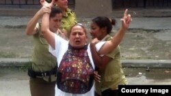 Dama de Blanco Yolanda Santana Ayala, en una detención anterior a julio de 2018, frente a la Sede Nacional de las Damas de Blanco, en Lawton, La Habana. Cortesía de Angel Moya Acosta.