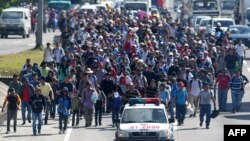 Migrantes salvadoreños se suman a la caravana que se dirige a EEUU. 