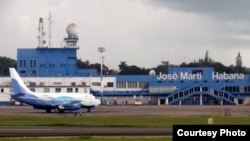 Un vuelo chárter aterriza en el aeropuerto internacional José Martí de La Habana (Foto: Archivo).
