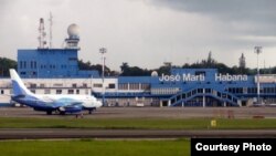 Un vuelo chárter aterriza en el aeropuerto internacional José Martí de La Habana. (Archivo)
