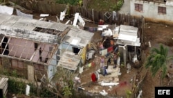 ARCHIVO. Vista aérea que muestra familias en labores de recuperación después del paso del huracán Ike sobre Pinar del Río.