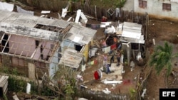 Vista aérea de familias en labores de recuperación después del paso del huracán Ike sobre Pinar del Río. Archivo.