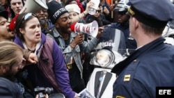 Manifestantes discuten con oficiales de la policía de Nueva York (14 de abril, 2015).