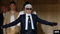 El diseñador alemán Karl Lagerfeld aparece tras la presentación de su colección primavera/verano 2016 para Chanel durante la Semana de la Moda de Alta Costura celebrada en París el 26 de enero de 2016. 
