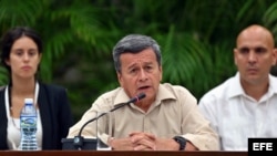  El negociador jefe del ELN Pablo Beltrán (c) en el V ciclo de diálogos entre Gobierno de Colombia y ELN, en La Habana. 
