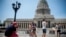 FOTO ARCHIVO. Turistas estadounidenses posan frente al Capitolio Nacional. A partir de hoy queda eliminada la autorización general para los viajes educativos grupales conocidos como “people-to-people”.