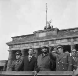 Fidel Castro en el Muro de Berlín.