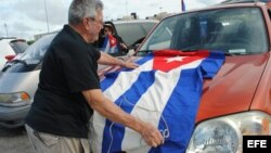 Un hombre coloca una bandera de cuba en su vehículo el 6 de junio de 2015, cuando unos 300 exiliados cubanos se concentraron en Miami.