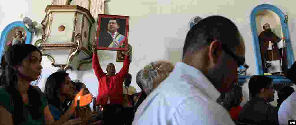 Funcionarios de la embajada de Venezuela en Cuba asisten el martes 8 de enero de 2013, a una misa por la salud del presidente venezolano Hugo Ch&aacute;vez en el santuario de la Virgen de Regla en La Habana (Cuba). 