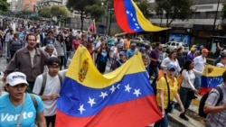 Hoy en Venezuela, opositores al gobierno de Nicolás Maduro tomaron las calles de su país para exigir a las fuerzas armadas la entrada de ayuda humanitaria 