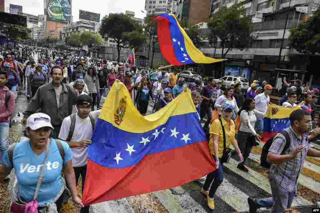 Manifestantes contra Nicolás Maduro protestan en Caracas el 23 de enero de 2019.