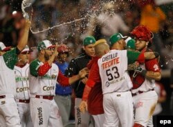 Jugadores de las Águilas de Mexicali festejan victoria ante Alazanes de Granma, de Cuba.