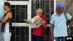 Un cubano lee sobre la Ley de Inversión Extranjera. 