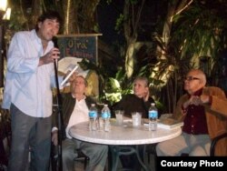 De izq. a der., Joaquín Gálvez, José Triana, Magali Alabau y José Prats Sariol, en Miami, 2012.