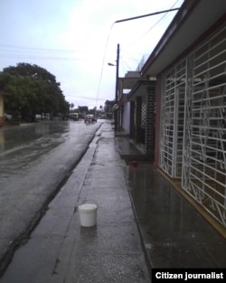 Así recogen el agua en Cabaiguán, aprovechando las lluvias
