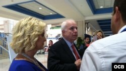 John McCain hablando con la prensa en Tampa, Florida