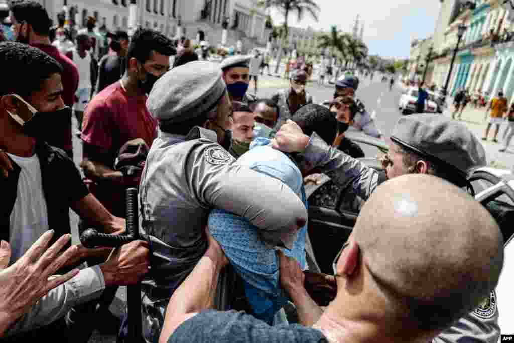 Un hombre es arrestado durante una manifestaci&#243;n contra el gobierno del presidente cubano Miguel D&#237;az-Canel en La Habana, el 11 de julio de 2021.