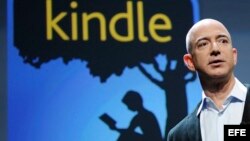 El fundador y consejero delegado de la tienda por internet Amazon, Jeff Bezos, con la nueva tableta electrónica Kindle Fire