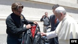  Fotografía facilitada por el Osservatore Romano que muestra al papa Francisco (d) Plaza de San Pedro, Ciudad del Vaticano, Vaticano,12 de junio 2013