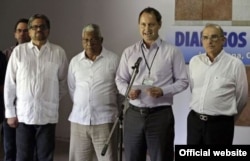 El portavoz Iván Márquez y otros miembros de las FARC con el Embajador de Cuba en Colombia, José Luis Ponce Caraballo.